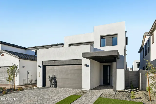 a view of entryway with kitchen