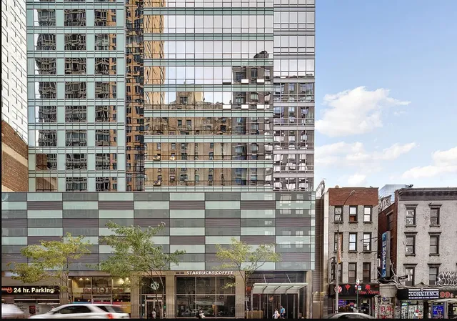 $939,000 | 350 West 42nd Street, Unit 8A | Hell's Kitchen