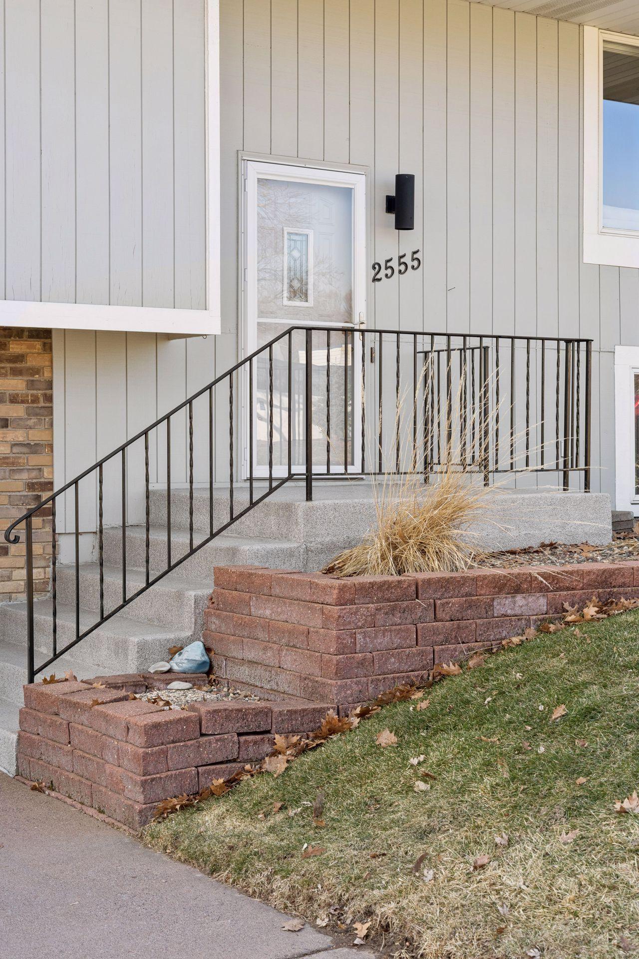 2555 Aladdin Street Roseville, MN 55113 - Photo 3 of 43