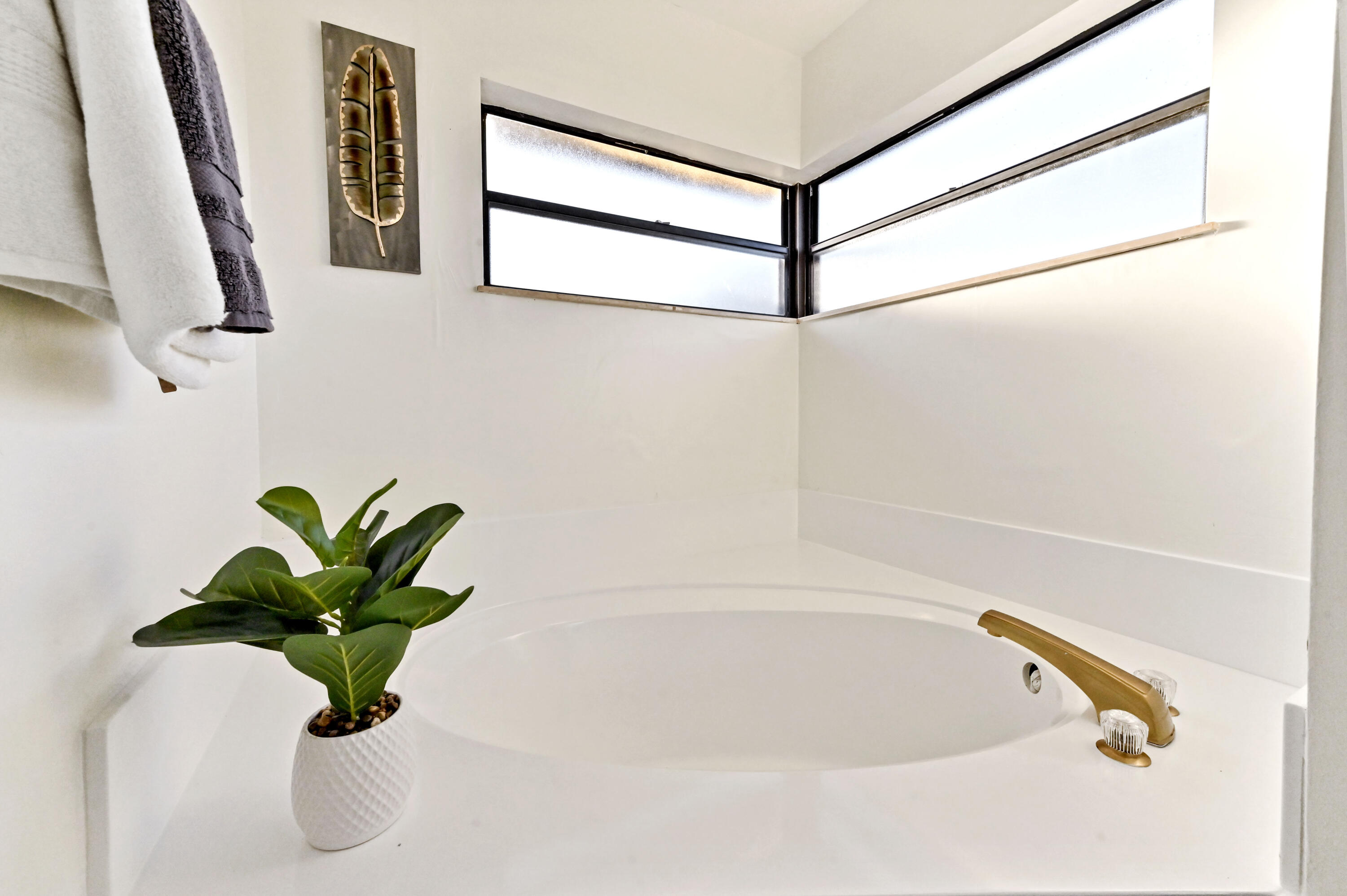 2581 Northwest 39th Street Boca Raton, FL 33434 - Photo 19 of 40 29 Bathroom 02