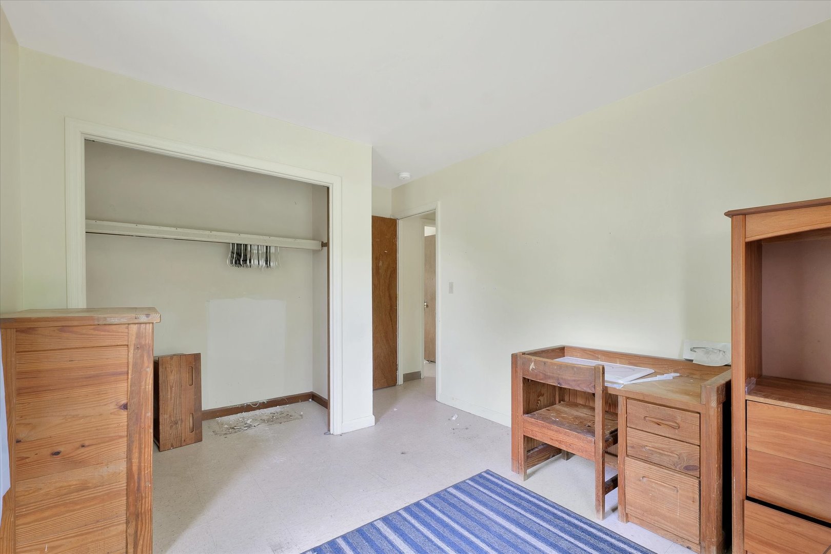 1705 Georgetown Drive Champaign, IL 61821 - Photo 27 of 44 a view of a livingroom with furniture and wooden floor