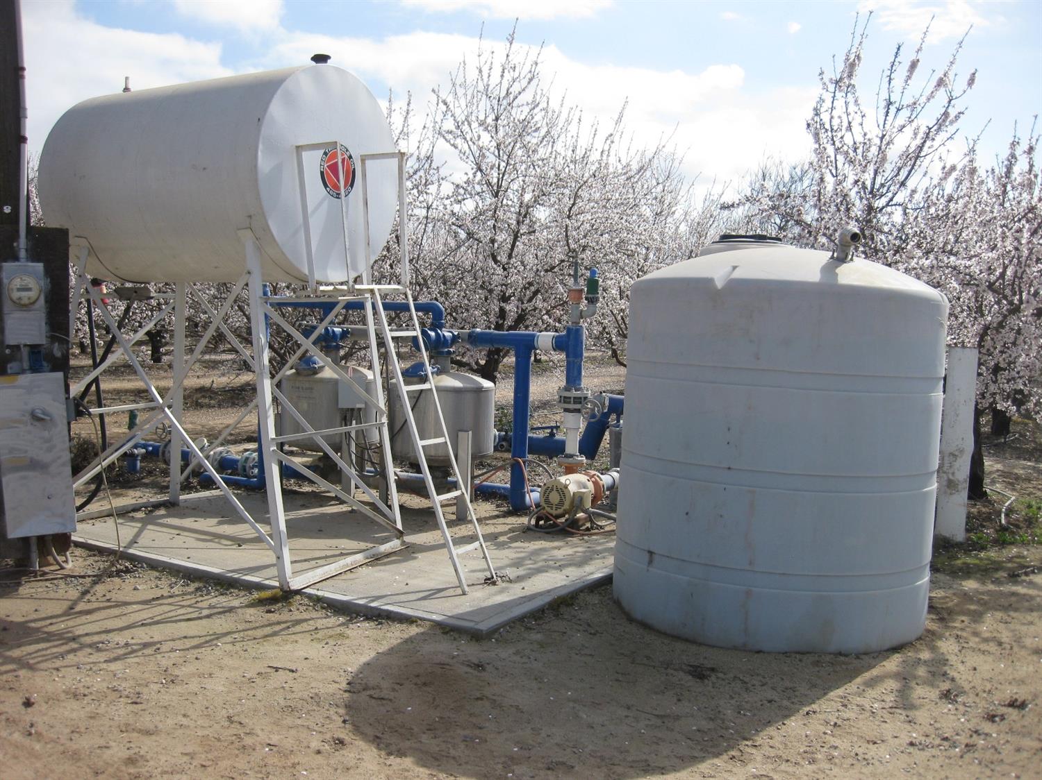 39192 Road 108 Cutler, CA 93615 - Photo 4 of 6 a view of a hall with wooden floor