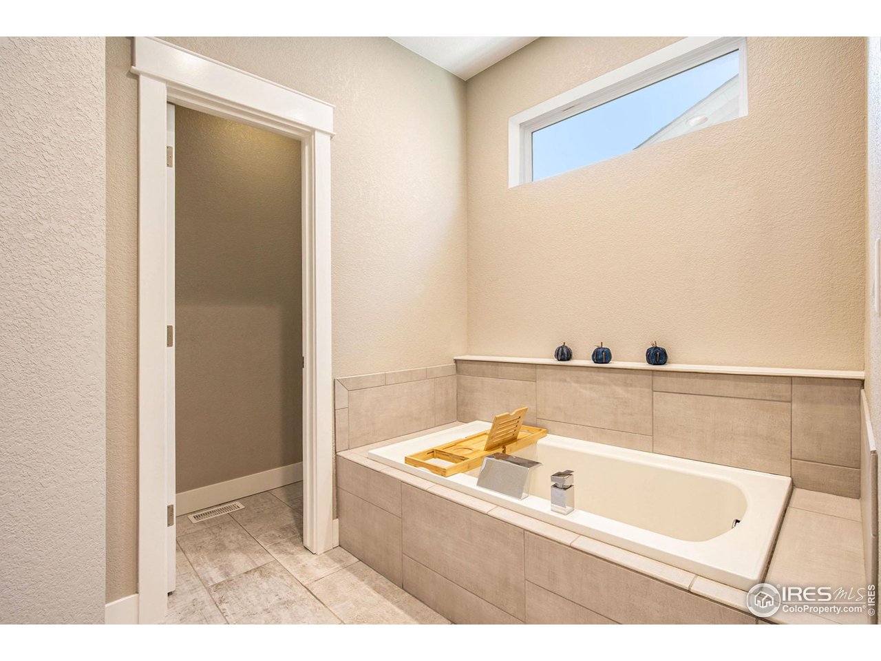 1100 Johnson Street Wiggins, CO 80654 - Photo 17 of 34 a view of a bathtub in a bathroom