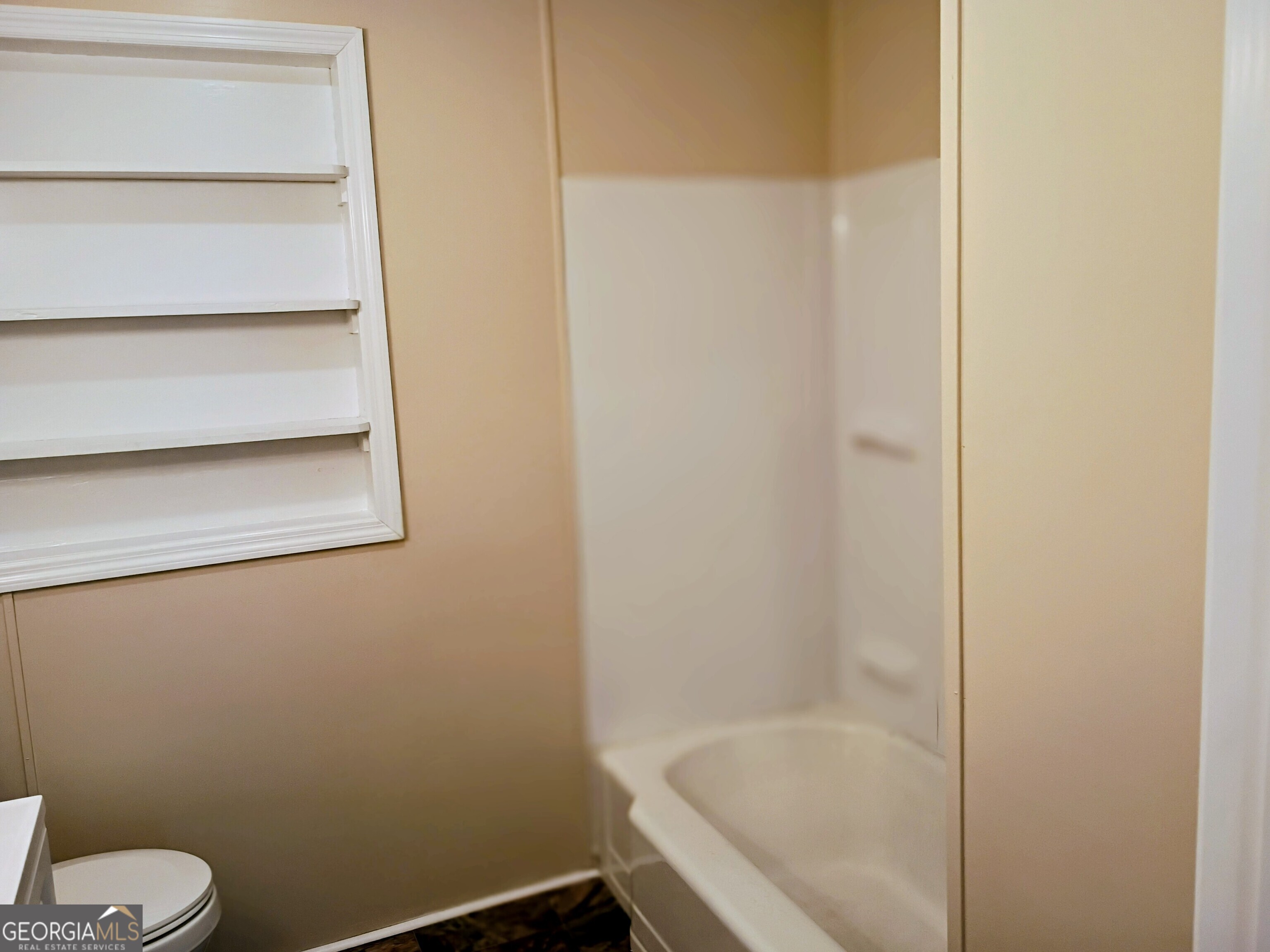 624 Thompson Road Swainsboro, GA 30401 - Photo 10 of 20 a bathroom with a bathtub