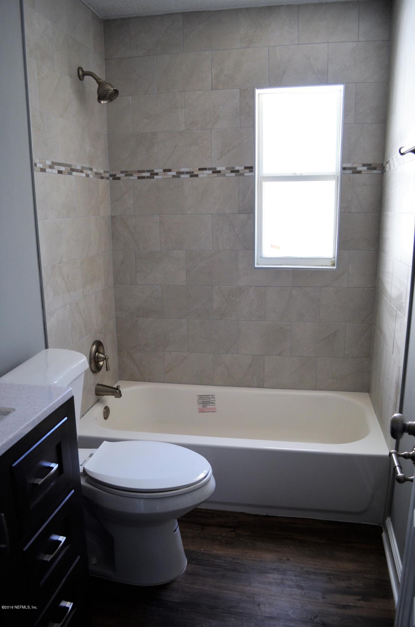 5520 Sabena Road Jacksonville, FL 32207 - Photo 3 of 8 a bathroom with a bathtub and a toilet