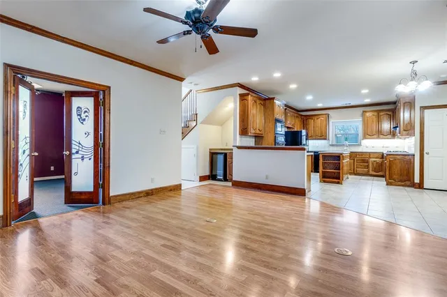 a view of a house with backyard