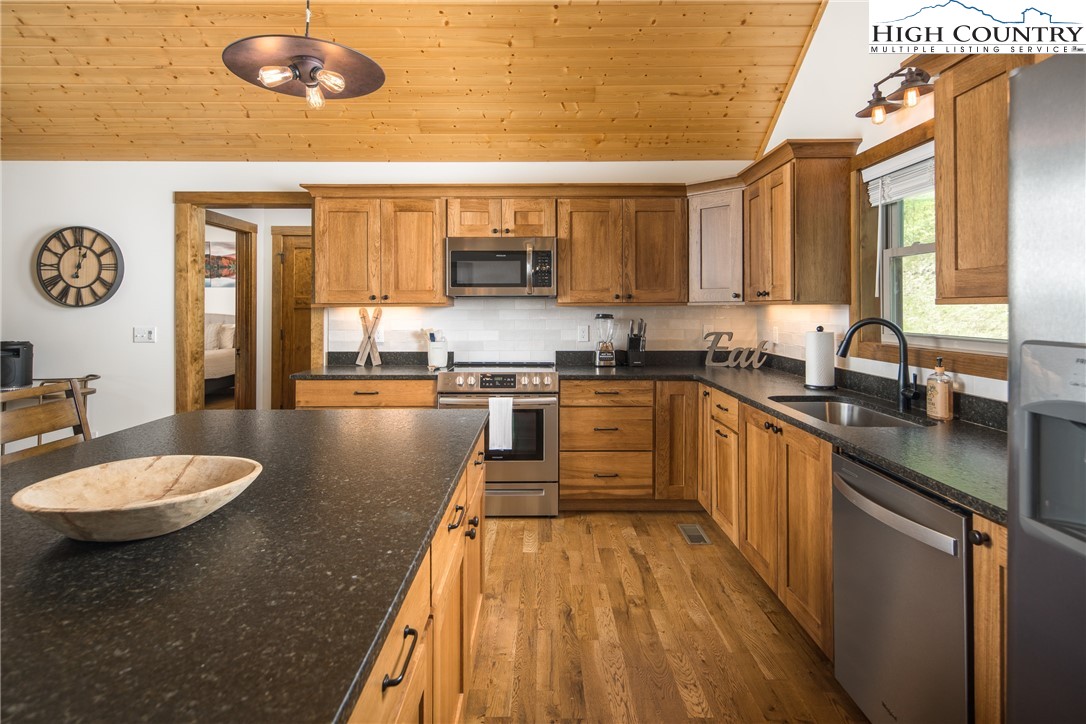 555 Golden Ridge Road Blowing Rock, NC 28605 - Photo 7 of 26 Gallery Image 7