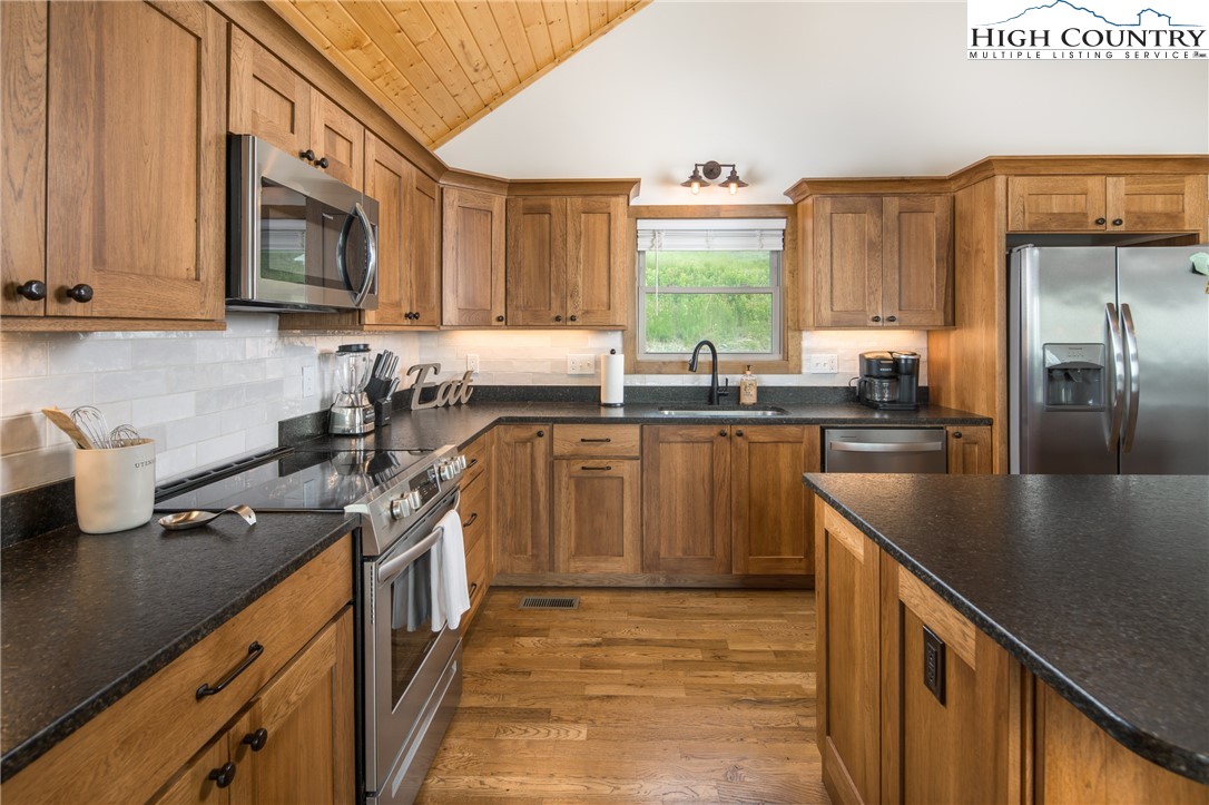 555 Golden Ridge Road Blowing Rock, NC 28605 - Photo 8 of 26 Gallery Image 8