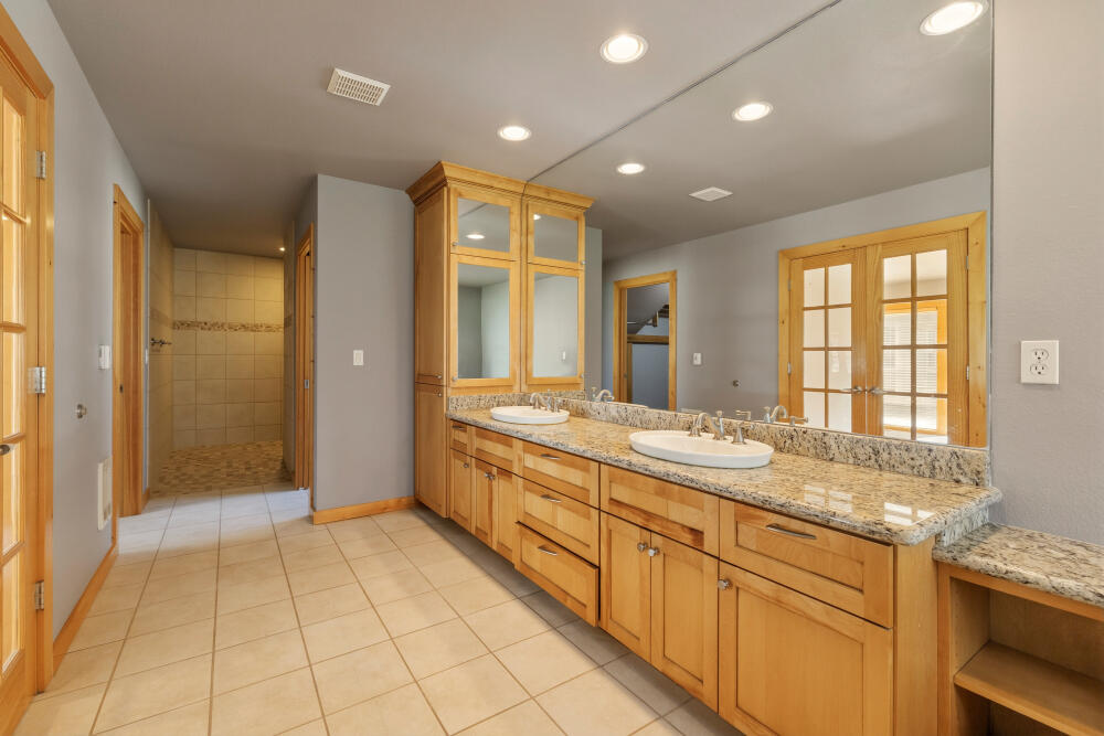 50205 Highway 62 Chiloquin, OR 97624 - Photo 21 of 44 Primary bathroom
