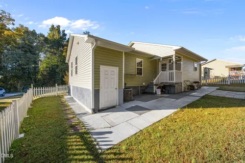 a view of a house with backyard