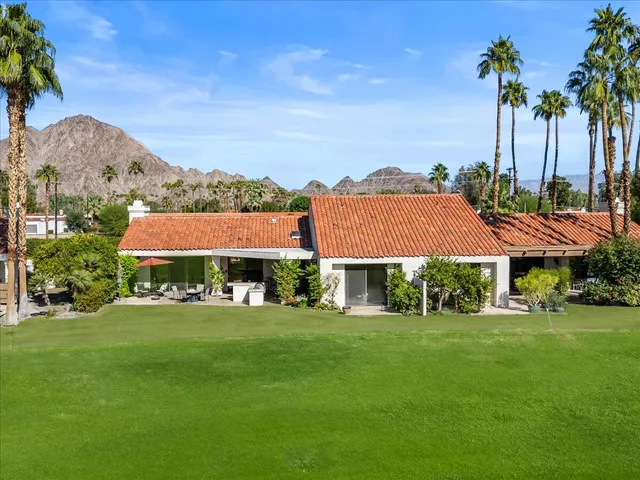 a view of a back yard