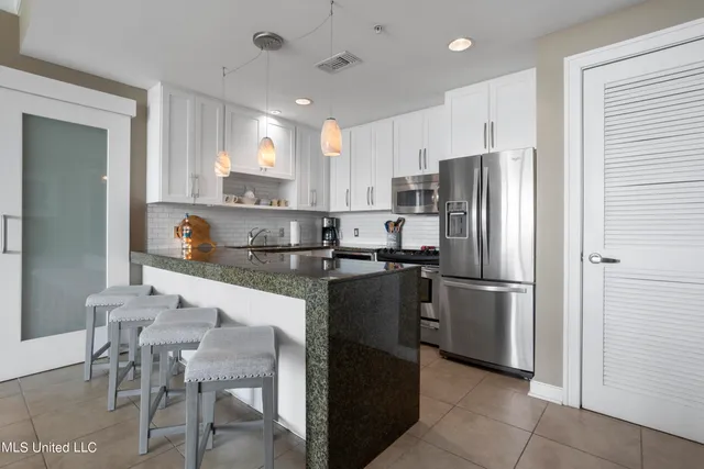 $2,695 | 2060 Beach Boulevard, Unit 707, Biloxi, MS 39531