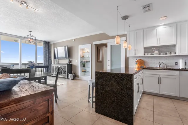 $2,695 | 2060 Beach Boulevard, Unit 707, Biloxi, MS 39531