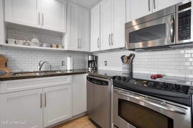 $2,695 | 2060 Beach Boulevard, Unit 707, Biloxi, MS 39531