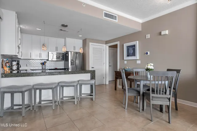 $2,695 | 2060 Beach Boulevard, Unit 707, Biloxi, MS 39531