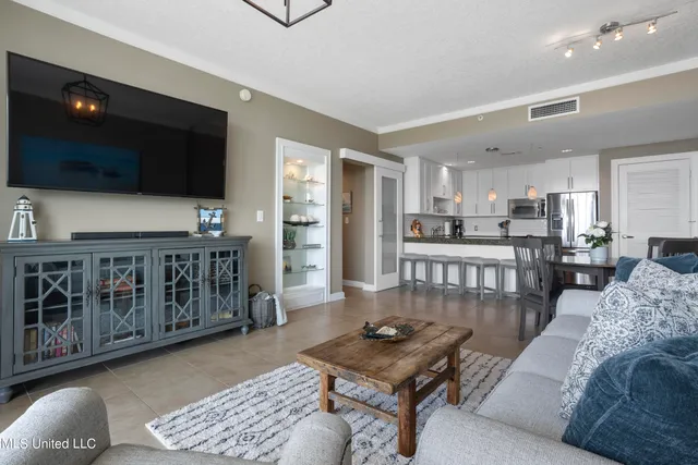 $2,695 | 2060 Beach Boulevard, Unit 707, Biloxi, MS 39531