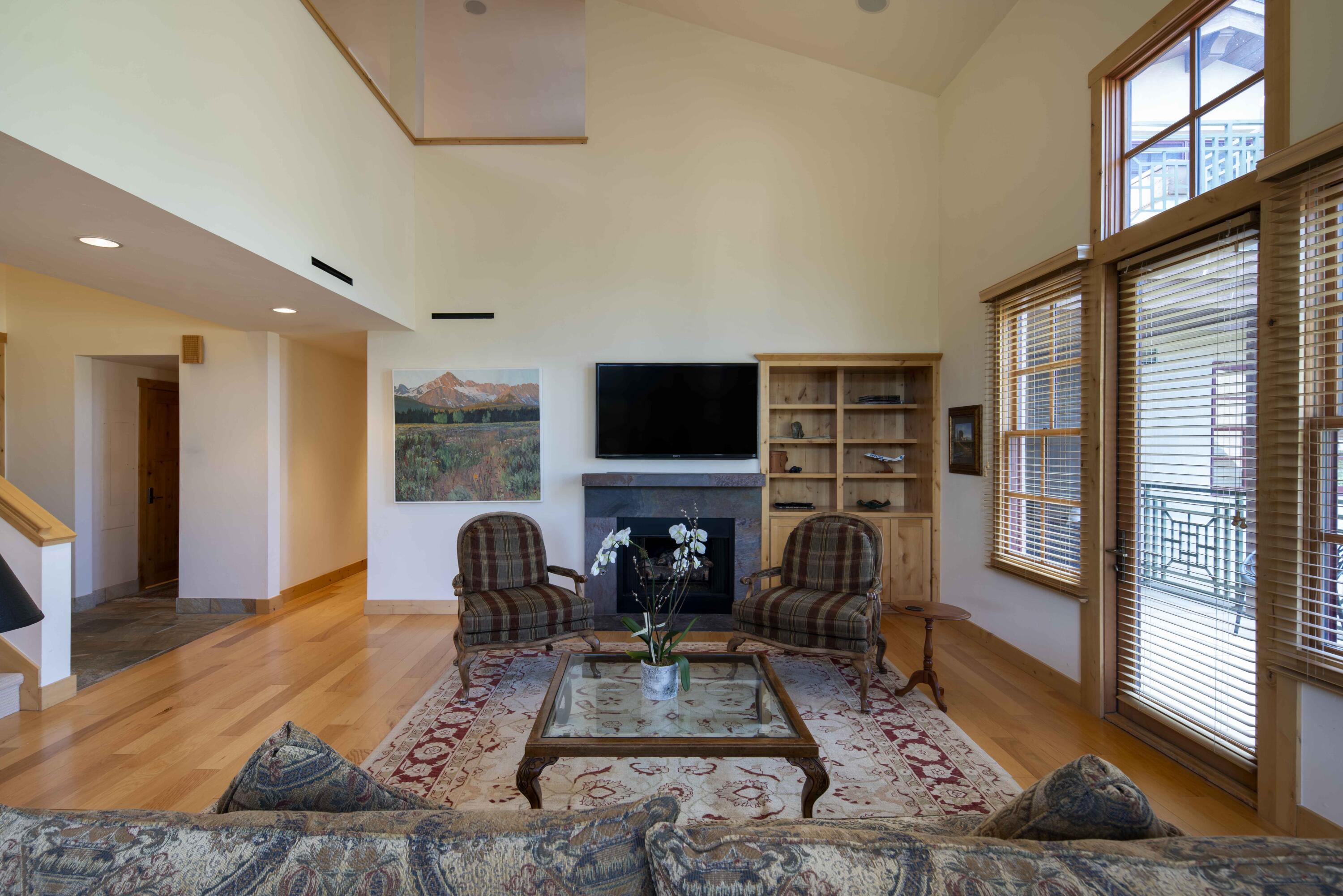109 Angani Way, Unit 15 Sun Valley, ID 83353 - Photo 6 of 43 Living Room Vaulted Ceiling