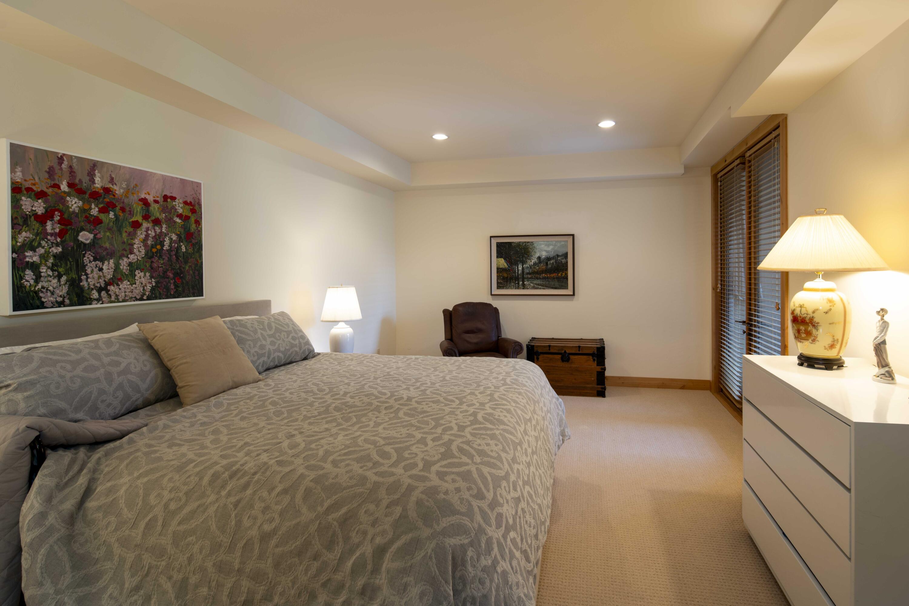 109 Angani Way, Unit 15 Sun Valley, ID 83353 - Photo 9 of 43 Main Floor Suite with Deck Access