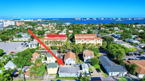 $2,200 | 215 South Federal Highway, Unit 2 REAR, Lake Worth Beach, FL 33460