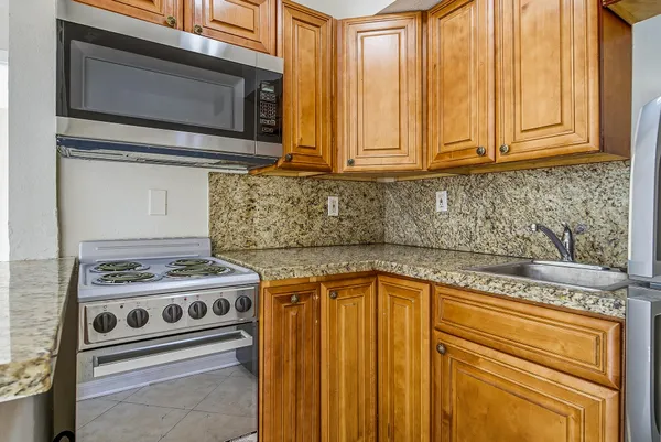 $1,900 | 215 South Federal Highway, Unit 2 REAR, Lake Worth Beach, FL 33460