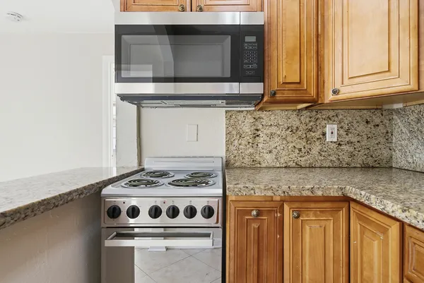 $1,900 | 215 South Federal Highway, Unit 2 REAR, Lake Worth Beach, FL 33460