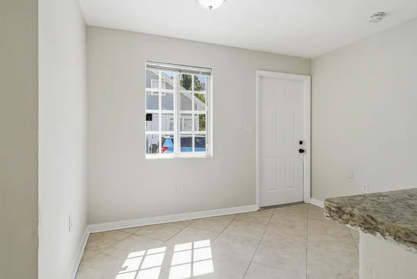 $1,900 | 215 South Federal Highway, Unit 2 REAR, Lake Worth Beach, FL 33460