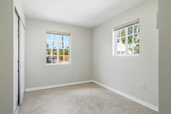 $1,900 | 215 South Federal Highway, Unit 2 REAR, Lake Worth Beach, FL 33460