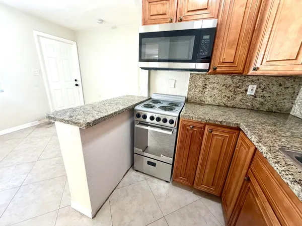 $2,200 | 215 South Federal Highway, Unit 2 REAR, Lake Worth Beach, FL 33460