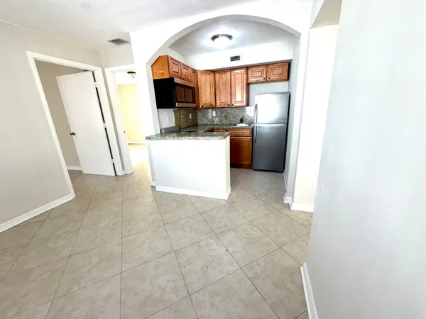 $2,200 | 215 South Federal Highway, Unit 2 REAR, Lake Worth Beach, FL 33460