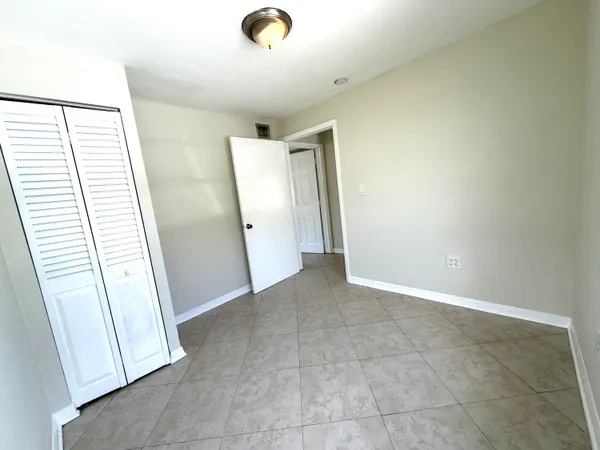 $2,100 | 215 South Federal Highway, Unit 2 REAR, Lake Worth Beach, FL 33460