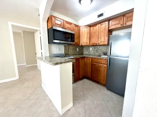 $2,200 | 215 South Federal Highway, Unit 2 REAR, Lake Worth Beach, FL 33460