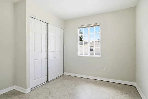 $1,900 | 215 South Federal Highway, Unit 2 REAR, Lake Worth Beach, FL 33460