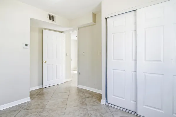 $1,900 | 215 South Federal Highway, Unit 2 REAR, Lake Worth Beach, FL 33460