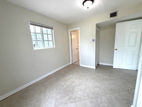 $2,100 | 215 South Federal Highway, Unit 2 REAR, Lake Worth Beach, FL 33460