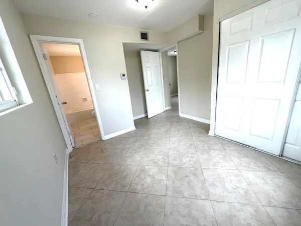 $2,100 | 215 South Federal Highway, Unit 2 REAR, Lake Worth Beach, FL 33460