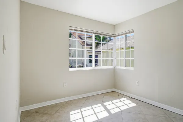 $1,900 | 215 South Federal Highway, Unit 2 REAR, Lake Worth Beach, FL 33460