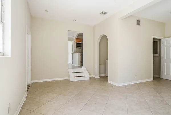 $1,900 | 215 South Federal Highway, Unit 2 REAR, Lake Worth Beach, FL 33460