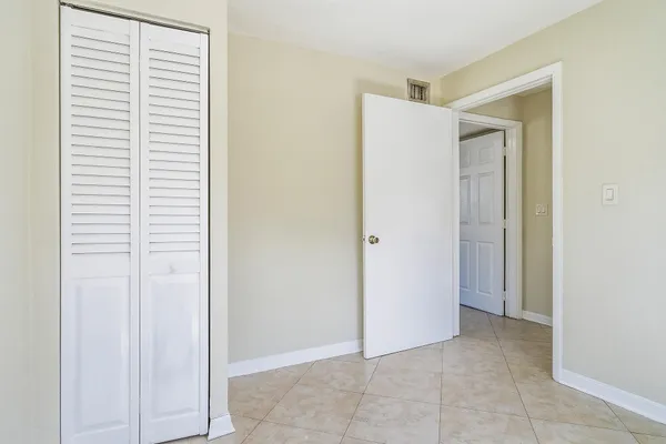 $1,900 | 215 South Federal Highway, Unit 2 REAR, Lake Worth Beach, FL 33460