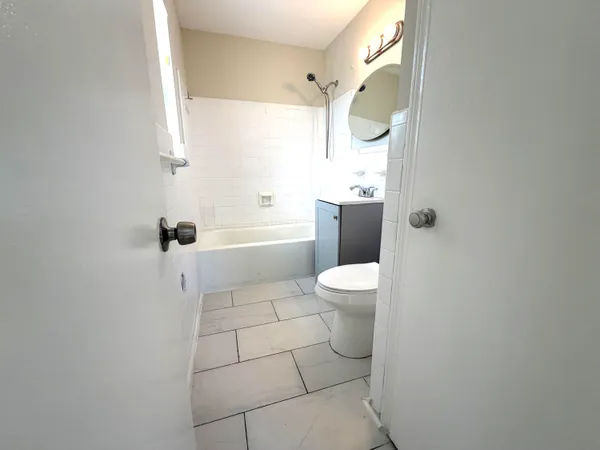 $2,100 | 215 South Federal Highway, Unit 2 REAR, Lake Worth Beach, FL 33460