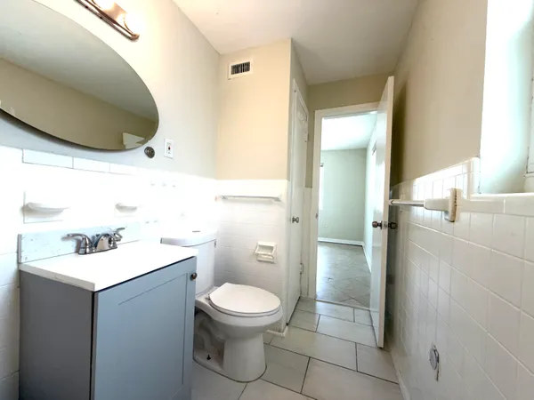 $2,100 | 215 South Federal Highway, Unit 2 REAR, Lake Worth Beach, FL 33460