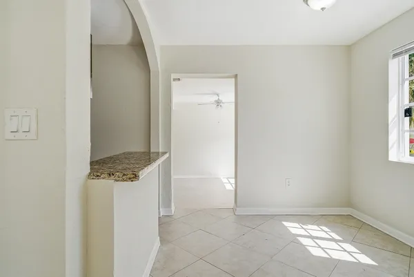 $1,900 | 215 South Federal Highway, Unit 2 REAR, Lake Worth Beach, FL 33460