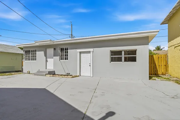 $1,900 | 215 South Federal Highway, Unit 2 REAR, Lake Worth Beach, FL 33460