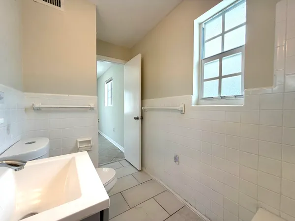 $2,100 | 215 South Federal Highway, Unit 2 REAR, Lake Worth Beach, FL 33460