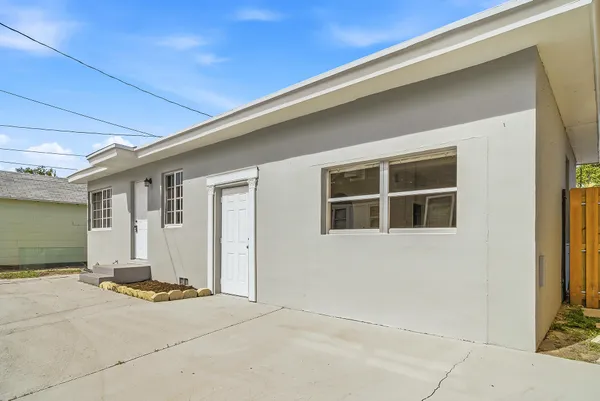 $1,900 | 215 South Federal Highway, Unit 2 REAR, Lake Worth Beach, FL 33460