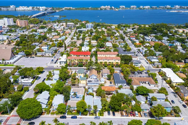 $2,100 | 215 South Federal Highway, Unit 2 REAR, Lake Worth Beach, FL 33460