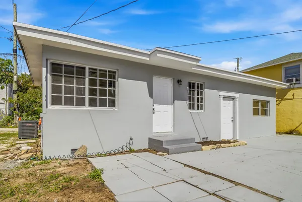 $1,900 | 215 South Federal Highway, Unit 2 REAR, Lake Worth Beach, FL 33460