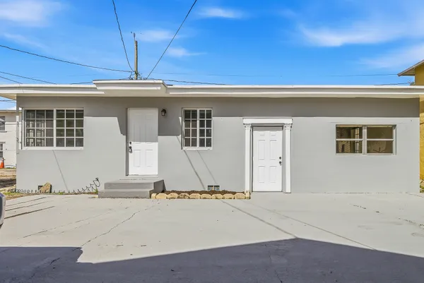 $1,900 | 215 South Federal Highway, Unit 2 REAR, Lake Worth Beach, FL 33460