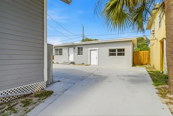 $1,900 | 215 South Federal Highway, Unit 2 REAR, Lake Worth Beach, FL 33460