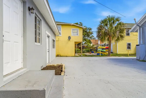 $1,900 | 215 South Federal Highway, Unit 2 REAR, Lake Worth Beach, FL 33460