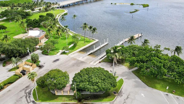 $2,200 | 215 South Federal Highway, Unit 2 REAR, Lake Worth Beach, FL 33460